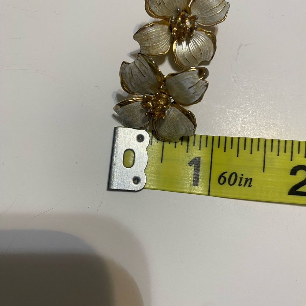 Giovanni  Signed Vintage Gold and Silver Floral Clip-on Earrings - Picture 5 of 6